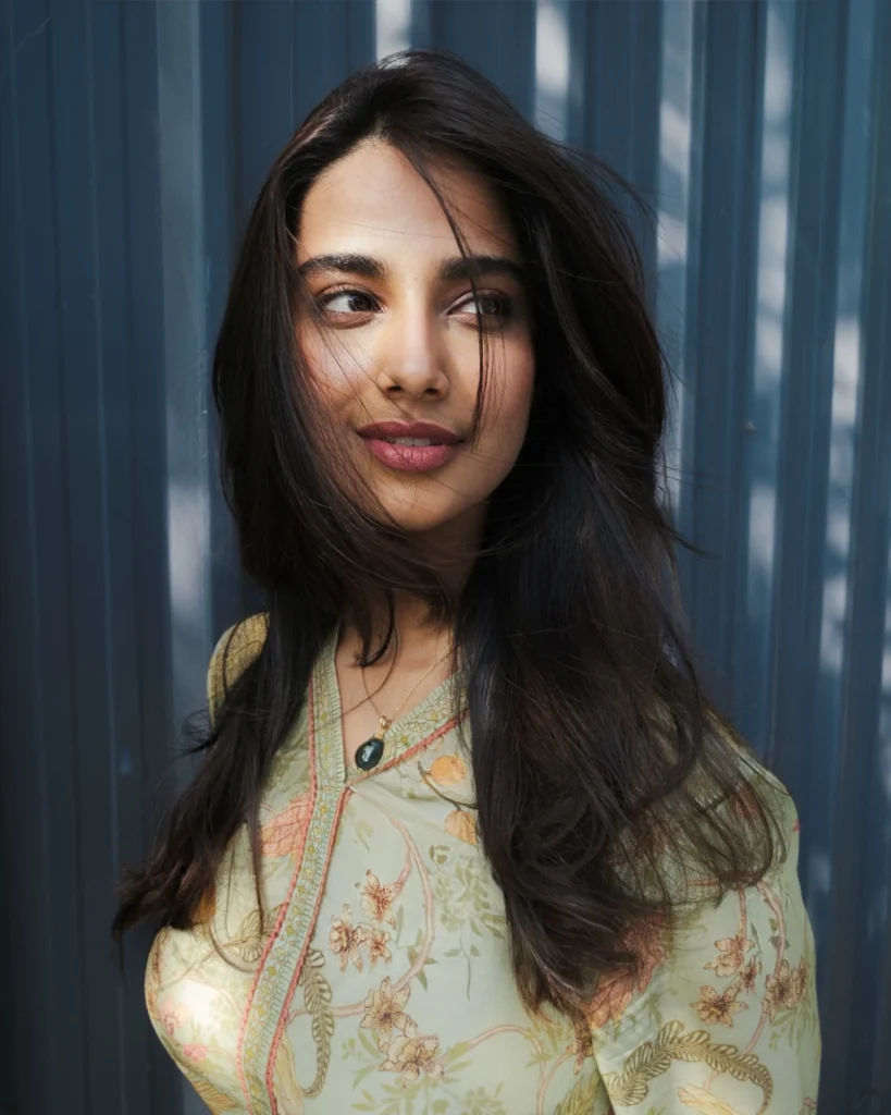 meenakshi chaudhary height